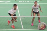 Pasangan ganda campuran Ardiansyah/Devi Tika Permatasari dari PB Berkat Abadi berhasil menjuarai kategori dewasa dalam Djarum Sirkuit Nasional Li Ning Kalsel Open 2016 di GOR Hasanusin HM Banjarmasin, Sabtu (27/2). Foto Antaranews Kalsel/Herry Murdy Hermawan 