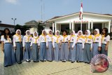 Para pelajar SLTA Kota Bogor sedang foto bersama di halaman Balai Kota Bogor, Jawa Barat. (ANTARA FOTO/M.Tohamaksun/Dok).