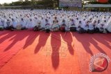Masyarakat bersama anggota Polri dan TNI menghadiri zikir akbar di Mapolda Aceh, Banda Aceh, Minggu (28/2). Zikir Akbar yang dihadiri ribuan anggota Polri, TNI, masyarakat dan umat muslim Asean yang tergabung dalam Forum Komunitas Masjid Serantau dari Malaysia, Thailand, Filipina dan Brunei itu merupakan doa agar Aceh aman dan damai dalam menghadapi Pilkada tahun 2017. ANTARA FOTO/Ampelsa/nz/16