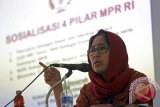 Anggota Komisi XI DPR RI Eva Kusuma Sundari menjelaskan mengenai empat pilar pancasila dihadapan mahasiswa dalam sosialisasi di Auditorium Universitas Islam Blitar (UNISBA), Jawa Timur, Selasa (29/2). Sosialisasi tersebut sebagai upaya penguatan karakter bangsa lewat Pancasila, Undang-Undang Dasar (UUD) 1945, Bhineka Tunggal Ika, dan NKRI. Antara Jatim/Irfan Anshori/zk/16