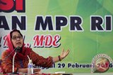 Anggota Komisi XI DPR RI Eva Kusuma Sundari menjelaskan mengenai empat pilar pancasila dihadapan mahasiswa dalam sosialisasi di Auditorium Universitas Islam Blitar (UNISBA), Jawa Timur, Selasa (29/2). Sosialisasi tersebut sebagai upaya penguatan karakter bangsa lewat Pancasila, Undang-Undang Dasar (UUD) 1945, Bhineka Tunggal Ika, dan NKRI. Antara Jatim/Irfan Anshori/zk/16