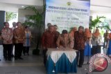 Dirjen Sumber Daya Ristek dan Dikti Kemenristekdikti Prof Ali Ghufron Mukti menandatangani peresmian laboratorium terpadu atau 'Center for Development of Advance Science and Technology' (CDAST) di Universitas Jember, Jawa Timur, Senin (29/2). Ia berharap laboratorium terpadu tersebut bisa meningkatkan kualitas pendidikan di kampus setempat.  Antarajatim/Zumrotun Solichah/zk/16.