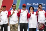 Menteri Lingkungan Hidup dan Kehutanan Siti Nurbaya (kedua kanan) bersama Menteri Agraria dan Tata Ruang/Kepala Badan Pertanahan Nasional Ferry Mursyidan Baldan (kanan), Wakil Gubernur DKI Jakarta Djarot Saiful Hidayat (tengah), anggota DPR Komisi VII Satya Widya Yudha (kedua kiri), dan Kepala Staf Kepresidenan Teten Masduki (kiri) menghadiri peringatan Hari Peduli Sampah Nasional di Jakarta, Minggu (21/2). Kegiatan tersebut merupakan ajang sosialisasi uji coba penerapan kantong plastik berbayar yang rencananya akan diberlakukan di DKI Jakarta dan 22 kota. ANTARA FOTO/M Agung Rajasa/wdy/16