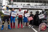 Sejumlah 'superhero' yang tergabung dalam Koalisi Masyarakat Anti Korupsi melakukan aksi simpatik saat Hari Bebas Kendaraan Bermotor di Jakarta, Minggu (21/2). Mereka mengajak masyarakat untuk menolak revisi UU KPK. ANTARA FOTO/M Agung Rajasa/wdy/16