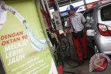 Petugas mengisi BBM jenis Pertalite pada sebuah mobil di salah satu SPBU, Jakarta, Selasa (1/3). Pertamina menurunkan harga BBM non subsidi jenis Pertamax 92 dari harga Rp8.150 per liter menjadi Rp7.950 dan Pertalite dari Rp7.600 per liter menjadi Rp7.500. ANTARA FOTO/Sigid Kurniawan/wdy/16.