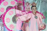 Sejumlah mahasiswi menari tarian asal Korea berjudul 'Buchaecum' pada International Culture Festival di Graha Sabha UGM Yogyakarta, Selasa (1/3). International Culture Festival yang menampilkan berbagai kesenian dari delapan negara antara lain; Amerika, perancis, Korea, Jepang, India, itu dalam rangka Dies Natalis Fakultas Ilmu Budaya UGM ke-70. ANTARA FOTO/Regina Safri/wdy/16.