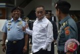 Menteri Pertahanan Ryamizard Ryacudu (tengah) meninggalkan Komplek Parlemen Senayan usai menghadiri rapat paripurna di Jakarta, Selasa (1/3). Rapat paripurna mengagendakan pengambilan keputusan terkait RUU kerjasama pertahanan Indonesia-China dan RUU tentang pengesahan MoU Kemenhan RI-Kemenhan Republik Federasi Jerman. ANTARA FOTO/Puspa Perwitasari/wdy/16