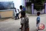 Sejumlah anak-anak menyaksikan seorang pekerja yang melakukan pengasapan untuk membasmi nyamuk demam berdarah dengue (DBD) di Desa Sukorejo, Kecamatan Kota, Kabupaten Bojonegoro, Jawa Timur, Selasa (1/3). Dinas Kesehatan setempat belum menetapkan kejadian luar biasa (KLB) DBD, karena meningkatnya penderita DBD, belum mencapai dua kali lipat dibandingkan tahun lalu. Antara Jatim/Foto/Slamet Agus Sudarmojo/zk/16. 