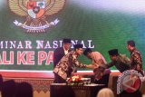 (kiri ke kanan) Sekjen DPP PDIP Hasto Kristianto, Ketua PBNU Saifullah Yusuf, Ketua Umum PBNU KH Said Aqil Siradj, Gubernur Jawa Timur Soekarwo, dan Pengamat Politik, Eep Saefulloh Fatah disela-sela berlangsungnya Seminar Nasional di Surabaya, Jawa Timur, Selasa (1/3). Seminar Nasional yang digelar oleh Pengurus Wilayah Nahdlatul Ulama (PWNU) Jatim, bertemakan 'Kembali ke Pancasila'. Antara Jatim/M Risyal Hidayat/zk/16