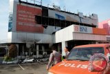 Polisi berjaga di halaman kantor BNI Pintu IV USU yang terbakar, di Medan, Sumatera Utara, Selasa (1/3). Kebakaran kantor BNI yang terjadi Selasa (1/3) dini hari tersebut masih dalam proses penyelidikan pihak kepolisian. ANTARA SUMUT/Irsan Mulyadi/16