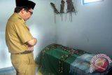 Wakil Bupati Jember Abdul Muqit Arief melakukan shalat jenazah di rumah duka budayawan Prof Ayu Sutarto di Jalan Sumatera, Kecamatan Sumbersari, Kabupaten Jember, Jatim, Selasa (1/3). Anggota majelis sastra Asia Tenggara dan guru besar Universitas Jember tersebut meninggal dunia dalam usia 66 tahun. Foto Antarajatim/ Zumrotun Solichah