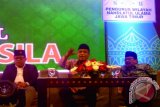 Ketua Umum PBNU KH Said Aqil Sirodj (tengah) berbicara di hadapan peserta seminar 'Kembali ke Pancasila' yang diselenggarakan PWNU Jawa Timur di Surabaya, Selasa (1/3). Dalam seminar itu, Said Aqil Sirodj didampingi Sekjen DPP PDIP Hasto Kristyanto (kiri) dan Gubernur Jawa Timur Dr H Soekarwo (kanan). Dalam seminar itu, NU mengusulkan 1 Juni ditetapkan sebagai Hari Lahir Pancasila. Antara Jatim/Hesty Putri Utami/Edy/16.