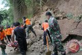 Warga dan Aparat Bersihkan Jalan dari Timbunan Longsor di Kudus