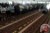 Sejumlah pelayat melakukan salat jenazah budayawan Ayu Sutarto di Masjid Al Hikmah Universitas Jember, Jawa Timur, Selasa (1/3).  Ayu Sutarto merupakan budayawan, guru besar dari Universitas Jember di bidang tradisi lisan di Indonesia yang meninggal dalam usia 66 tahun akibat sakit stroke.
Antara Jatim/Seno/zk/16.