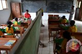 Sejumlah pelajar kelas 2 dan 4 mengikuti proses belajar mengajar di ruangan yang dipisah sekat papan di SDN Pojok Klitih III Dusun Nampu, Plandaan, Jombang, Jawa Timur, Selasa (1/3). SDN di daerah terpencil itu hanya memiliki 16 siswa. Per 1 Januari lalu Direktur Jenderal Pendidikan Dasar (Dirjen Dikdas) Kementerian Pendidikan dan Kebudayaan (Kemendikbud) menerapkan kebijakan bagi guru yang tidak mengajar minimal 20 orang per kelas tidak akan mendapatkan tunjangan profesi. Namun hal itu tidak berlaku bagi guru di daerah khusus dan terpencil. Antara Jatim/Syaiful Arif/zk/16
