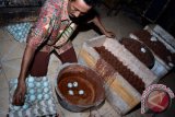 Seorang peternak mengukus telur asin untuk proses varian rasa di rumah industri kampung bebek Desa Kebon Sari, Candi, Sidoarjo, Jawa Timur,  Selasa (1/3). Harga telur asin naik dari Rp2.700 per butir menjadi Rp3.100 per butir akibat cuaca buruk beberapa hari terakhir yang mengakibatkan produksi telur bebek menurun dari yang biasanya bebek bisa produksi 1500 telur perhari kini menjadi 500 telur. Antara Jatim/Umarul Faruq/zk/16