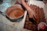 Seorang peternak mengukus telur asin untuk proses varian rasa di rumah industri kampung bebek Desa Kebon Sari, Candi, Sidoarjo, Jawa Timur,  Selasa (1/3). Harga telur asin naik dari Rp2.700 per butir menjadi Rp3.100 per butir akibat cuaca buruk beberapa hari terakhir yang mengakibatkan produksi telur bebek menurun dari yang biasanya bebek bisa produksi 1500 telur perhari kini menjadi 500 telur. Antara Jatim/Umarul Faruq/zk/16