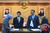 Menteri PAN-RB Yuddy Chrisnandi (kedua kiri) bersama Menteri Dalam Negeri Korea Selatan Hong Yun Sik (kedua kanan) menyaksikan penandatangaan kerja sama E-Goverment antar kedua negara oleh Deputi Bidang Kelembagaan dan Tata Laksana Kemen PANPB Rini Widyantini (kiri) dan Dirjen Biro E-Goverment Korea Selatan Lee In Jae di Jakarta, Rabu (2/3). Pusat kerja sama E-Goverment antara Indonesia dan Korea Selatan itu bertujuan untuk mendukung program pemerintahan berkelas dunia yang lebih transparan, efektif dan efisien. ANTARA FOTO/Akbar Nugroho Gumay/wdt/16