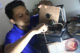 Wawan, menunjukkan cara kerja perangkap nyamuk berbasis gelombang audio sonik yang dibuat bersama rekan-rekannya di kelurahan Lowokwaru, Malang, Jawa Timur, Rabu (2/3). Inovasi perangkap nyamuk ramah lingkungan tersebut hanya menggunakan listrik sebesar 15 watt dan tidak memakai gelombang listrik sehingga aman bagi bayi.Antara jatim/Ari Bowo Sucipto/zk/16.