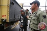 Petugas Satuan Polisi Pamong Praja (Satpol PP) mengamankan sejumlah anak jalanan dari atas truk saat razia Gelandangan dan Pengemis (Gepeng) di Kota Kediri, Jawa Timur, Rabu (2/3). Razia yang bertujuan meminimalisir aksi premanisme jalanan tersebut berhasil mengamankan sedikitnya 9 anak jalanan (anak Punk) yang selanjutnya dikirim ke Dinas Sosial dan Tenaga Kerja untuk dibina. Antara Jatim/Prasetia Fauzani/zk/16