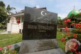 Petugas membersihkan komplek kuburan sejarah ulama Turki di Desa Bitai, Kecamatan Jaya Baru, Banda Aceh, Aceh, Rabu (2/3). Sebanyak 48 makam guru, ulama dan petugas militer Turki di Desa Bitai merupakan salah satu fakta yang menunjukkan hubungan antara Aceh pada masa pemerintahan Sultan Alauddin Inayatsyah dengan Kekaisaran Khalifah Turki Utsmani (Kekaisaran Rum) sekitar abad 16. ANTARA FOTO/Irwansyah Putra/pd/16.