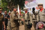 Menteri Dalam Negeri Tjahjo Kumolo (tengah) menyalami sejumlah personel Satpol PP usai upacara hari ulang tahun (HUT) Satuan Polisi Pamong Praja (Satpol PP) dan Perlindungan Masyarakat (Linmas) di Palu, Sulawesi Tengah, Kamis (3/3). Puncak peringatan HUT Satpol PP ke-66 dan Linmas ke-54 dipusatkan di Palu yang dihadiri oleh seluruh gubernur se Indonesia dengan tema membentuk Polisi Pamong Praja dan Linmas yang Humanis, Berdedikasi, Disiplin dan Tegas. ANTARA FOTO/Basri Marzuki/wdy/16