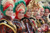 Putri adat Gayo mengenakan pakaian adat tradisional motif Kerawang Gayo di Rembele, Bener Meriah, Provinsi Aceh. Rabu (2/3). Pakaian Kerawang Gayo terrdiri dari emum berangkat (awan berangkat), pucuk rebung, puter tali (tali berputar), peger (pagar), ulen-ulen bulan, tapak suleman (telapak kaki Sulaiman), dan bunge ni kapas (bunga kapas) yang dipromosikan oleh putri adat itu paling diminati wisatawan asing untuk cenderamata. ANTARA FOTO/Rahmad/aww/16.