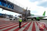 Petugas memeriksa kelengkapan dan mempersiapkan keberangkatan pesawat Citilink rute terbaru di Bandara Sultan Syarif Kasim II Pekanbaru, di Pekanbaru, Riau, Kamis (3/3). Maskapai penerbangan berbiaya murah (LCC) Citilink secara resmi mengoperasikan pesawat Airbus A320-200 untuk terbang dengan rute baru Pekanbaru-Medan, Pekanbaru-Bandung dan Pekanbaru-Banda Aceh (via Medan) dengan jadwal keberangkatan sekali dalam sehari. ANTARA FOTO/Rony Muharrman/aww/16.