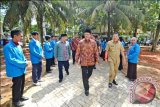 Menteri Agama, Lukman Hakim Saifuddin (tiga kanan) berjalan bersama Gubernur Kalbar, Cornelis (dua kanan) saat tiba di Institut Agama Islam Negeri (IAIN) Pontianak Pontianak, Rabu (2/3). Kunjungan ke IAIN Pontianak tersebut, merupakan rangkaian kegiatan dari kunjungan kerja Menteri Agama ke Pontianak, Kalimantan Barat. (Foto Sheravim/jhw).