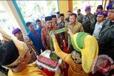 Menteri Agama, Lukman Hakim Saifuddin (tengah) didampingi Gubernur Kalbar, Cornelis (empat kanan) saat tiba di Institut Agama Islam Negeri (IAIN) Pontianak Pontianak, Rabu (2/3). Kunjungan ke IAIN Pontianak tersebut, merupakan rangkaian kegiatan dari kunjungan kerja Menteri Agama ke Pontianak, Kalimantan Barat. (Foto Sheravim).