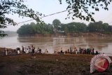 Sejumlah pelajar turun dari perahu tambang Bengawan Solo di tambangan Desa Ledokwetan, Kecamatan Kota, Kabupaten Bojonegoro, Jawa Timur, Jumat (4/3). Badan Penanggulangan Bencana Daerah (BPBD) tetap meningkatkan kewaspadaan, dalam menghadapi ancaman banjir, karena curah hujan selama Februari masih tinggi. Antara Jatim/Foto/Slamet Agus Sudarmojo/zk/16.