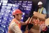 Petugas menunjukkan buah jeruk impor yang berada dalam Kontainer di Terminal Peti Kemas Surabaya, Jawa Timur, Jumat (4/3). Badan Karantina Pertanian menahan 609,9 ton buah jeruk, apel, pir asal Tiongkok yang tidak dilengkapi dengan surat jaminan kesehatan dalam 34 kontainer.  Antara Jatim/M Risyal Hidayat/zk/16