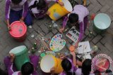 Sejumlah pelajar Sekolah Dasar (SD) melukis tong sampah di Surabaya, Jawa Timur, Jumat (4/3). Kegiatan melukis tong sampah yang rencananya akan ditempatkan di sekolah masing-masing dengan diikuti ratusan pelajar SD tersebut guna menumbuhkan rasa cinta kebersihan khususnya di lingkungan sekolah. Antara Jatim/Didik Suhartono/zk/16