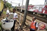 Petugas mengamati sistem radar keselamatan di perlintasan kereta api kawasan Bintaro, Jakarta, Jumat (4/3). Pemasangan radar pendeteksi tersebut untuk memberi peringatan dan meningkatkan keselamatan pengguna jalan khususnya di perlintasan kereta api. ANTARA FOTO/Puspa Perwitasari/wdy/16.