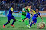 Penjaga gawang Persiba Balikpapan Gery Mandagi (dua dari kanan) berlari merayakan gol dengan rekan-rekannya saat laga penyisihan Grup C melawan Tim PON Kaltim di Stadion Parikesit, Balikpapan, Kamis (3/3) malam. Gery Mandagi mencetak gol melalui sundulan pada menit akhir babak kedua (90+3) untuk mengantar Persiba menang tipis 1-0. (ANTARA Kaltim/Rendy)