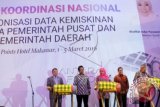 Menteri Sosial Khofifah Indar Parawansa (tengah) bersama Wakil Gubernur Sulawesi Selatan Agus Arifin Nu'mang (kanan) menabuh gendang saat membuka Rapat Koordinasi Nasional (Rakornas) Sinkronisasi Data Kemiskinan Regional Wilayah Timur di Makassar, Sulawesi Selatan, Jumat (4/3). Rakornas yang dilaksanakan oleh Kementrian Sosial tersebut membahas sinkronisasi data kemiskinan antara pemerintah pusat dan pemerintah daerah dalam memudahkan pengentasan kemiskinan dan juga membahas terkait perluasan kepesertaan Program Keluarga Harapan (PKH). ANTARA FOTO/Abriawan Abhe/wdy/16