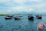 Sejumlah perahu wisatawan melintas di Selat Bali, Banyuwangi, Jawa Timur, Kamis (3/3). Kabupaten Banyuwangi yang memiliki panjang pantai sekitar 170 kilometer, menjadikan perahu sebagai alat transportasi yang menjadi daya tarik wisatawan untuk menyeberang  ke tempat wisata seperti Pulau Tabuhan dan Pulau Menjangan di Bali. Antara Jatim/ Budi Candra Setya/zk/16.