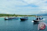 Sejumlah perahu wisatawan melintas di Selat Bali, Banyuwangi, Jawa Timur, Kamis (3/3). Kabupaten Banyuwangi yang memiliki panjang pantai sekitar 170 kilometer, menjadikan perahu sebagai alat transportasi yang menjadi daya tarik wisatawan untuk menyeberang  ke tempat wisata seperti Pulau Tabuhan dan Pulau Menjangan di Bali. Antara Jatim/ Budi Candra Setya/zk/16.