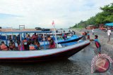 Sejumlah wisatawan menaiki perahu di Grand Watu Dodol, Banyuwangi, Jawa Timur, Kamis (3/3). Kabupaten Banyuwangi yang memiliki panjang pantai sekitar 170 kilometer, menjadikan perahu sebagai alat transportasi yang menjadi daya tarik wisatawan untuk menyeberang  ke tempat wisata seperti Pulau Tabuhan dan Pulau Menjangan di Bali. Antara Jatim/ Budi Candra Setya/zk/16.