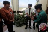 Tokoh adat disaksikan President dan CEO PT Citilink Indonesia Albert Burhan (kiri) menepungtawari pilot pesawat Citilink Airbus A320 saat penerbangan perdana di Bandara Sultan Iskandar Muda, Blangbintang, Kabupaten Aceh Besar, Aceh, Kamis (3/3). Maskapai penerbangan berbiaya murah (LCC) Citilink Indonesia dengan menggunakan pesawat baru Airbus A320 yang ke-37 buatan Perancis berkapasitas 180 penumpang secara resmi membuka rute baru Banda Aceh-Medan-Jakarta sebagai wujud ekspansi bisnis di tahun 2016. ANTARA FOTO/Irwansyah Putra/kye/16.