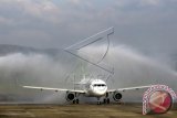 Pesawat Citilink Airbus A320 mendarat untuk pertama kalinya di Bandara Sultan Iskandar Muda di Blangbintang, Kabupaten Aceh Besar, Aceh, Kamis (3/3). Maskapai penerbangan berbiaya murah (LCC) Citilink Indonesia dengan menggunakan pesawat baru Airbus A320 yang ke-37 buatan Perancis berkapasitas 180 penumpang secara resmi membuka rute baru Banda Aceh-Medan-Jakarta sebagai wujud ekspansi bisnis di tahun 2016. ANTARA FOTO/Irwansyah Putra/kye/16.