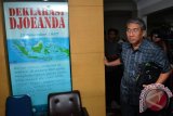 Dirut Badan Pengelolaan Dana Perkebunan (BPDP) Kelapa Sawit Bayu Krisnamurthi meninggalkan ruangan seusai mengadakan rapat membahas pajak impor produk minyak sawit mentah (CPO) di Jakarta, Selasa (2/2). Pemerintah bersama para pelaku industri kelapa sawit nasional menolak pajak impor minyak sawit yang diberlakukan oleh Perancis karena merugikan industri dan petani sawit Indonesia. (Foto Prasetyo Utomo)