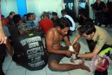 Petugas melakukan perawatan pada korban kapal KMP Refelia2 yang tenggelam di Selat Bali, Banyuwangi, Jawa Timur, Jumat (4/3). Sebagian korban dilarikan ke RSUD Blambangan dan RS Islam Banyuwangi untuk mendapatkan perawatan. Antara Jatim/ Budi Candra Setya/zk/16.