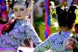 Dua penari siswi SMA Negeri 1 Telaga, Kabupaten Gorontalo menarikan tarian \