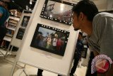 Pengunjung mengamati Pameran Foto bertajuk 