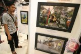 Pengunjung mengamati Pameran Foto bertajuk 'Kediri Story' di salah satu pusat perbelanjaan di Kota Kediri, Jawa Timur, Minggu (6/3). Sebanyak 75 karya foto hasil dari jepretan pelajar tersebut dipamerkan guna mewadahi kreatifitas sejumlah komunitas fotografi sekolah tingkat SMA se-Kota Kediri. Antara Jatim/Prasetia Fauzani/zk/16