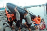 Tim SAR menaikkan perahu karet yang digunakan untuk pencarian korban KPM Rafelia II yang tenggelam di Selat Bali, Banyuwangi, Jawa Timur, Minggu (6/3). Basarnas menghentikan pencarian, setelah ditemukannya satu korban meninggal terakhir, meskipun terdapat 5 korban tewas dari 81 penumpang menurut data manifes termasuk ABK. ANTARA FOTO/ Budi Candra Setya/wdy/16.