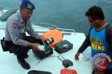 Petugas kepolisian memeriksa barang yang ditemukan oleh tim selam di dalam bangkai kapal Rafelia II di Selat Bali,Banyuwangi, Jawa Timur, Minggu (6/3). Barang-barang seperti radio dan cctv yang ditemukan tersebut, nantinya akan dijadikan bahan pemeriksaan untuk mengetahui penyebab tenggelamnya kMP Rafelia II. Antara Jatim/Budi Candra Setya/zk/16