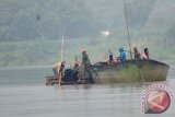 Aktivitas penambangan pasir ilegal menggunakan mesin di aliran sungai brantas di Megaluh, Jombang, Jawa Timur, Minggu (6/3). Meski penambangan ilegal dapat merusak lingkungan namun, aktivitas penambangan pasir di sepanjang aliran sungai brantas kian marak karena tidak adanya tindakan dari instansi terkait. Antara Jatim/Syaiful Arif/zk/16