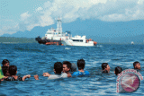 Timsar melakukan pencarian korban Kapal KMP Refelia II yang tenggelam di Selat Bali, Banyuwangi, Jumat (4/3). KMP Rafelia II yang beroperasi dari Pelabuhan Gilimanuk Bali menuju Pelabuhan Ketapang, tenggelam di Selat Bali sekitar pukul 13.10 WIB. (Foto Budi Candra Setya)